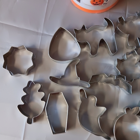 18  Wilton Halloween Cookie Cutters Metal New Open Box Ghost Bat Skull Gothic - Picture 4 of 7